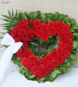 heart of red colored carnations and 5 roses  (48cm, 25st)