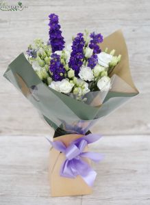 blue-white bouquet with delphinium in papervase (12 st)
