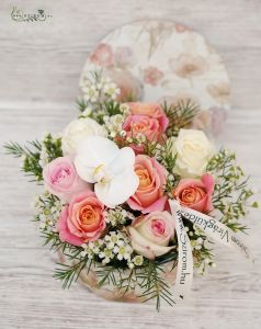 rózsadoboz lepkeorchideával és apró virágokkal (10 szál)