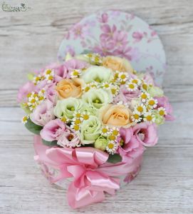 Flower box with pastel flowers and chamomile (12 stems)