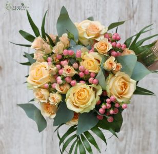 bouquet made of peach colored roses and pink berries (14 st)