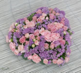 kis szív lila-rózsaszín virágokból (20cm)
