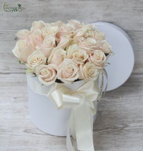Elegáns virágdoboz krém rózsákkal (20 szál)