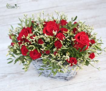 kis vörös rózsakosár fehér apró virágokkal (16szál)