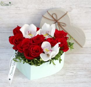 Szív doboz vörös rózsával és orchideával (12 szál)