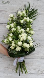 hosszúcsokor fehér bokros rózsából (10 szál)