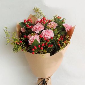 Round bouquet with carnations and berries