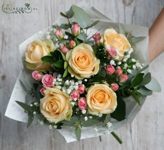 Rund Strauß mit Rosen, kleine Rozen und gypsophia (10 stiele)