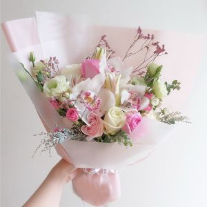 Rózsaszín vegyes csokor orchideával, rózsával, liliommal (14 szál)