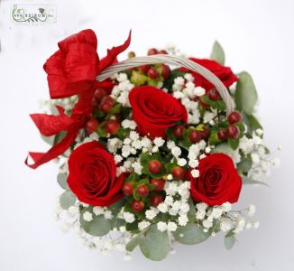 5 rote Rosen in kleinem Korb mit Gypsophila, Beeren