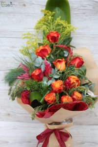 10 orange Rosen mit Papiervase