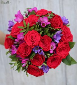 Strauß roter Rosen und bunter Freesien (25 Stängel)
