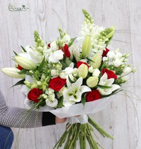 Runder Strauß mit Lisianthus, Rosen, Lilien (30 Stängel)