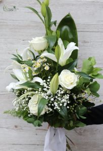 Grabstrauß mit Lilien, Rosen, Kamille, Gypsophila (9 Stängel)