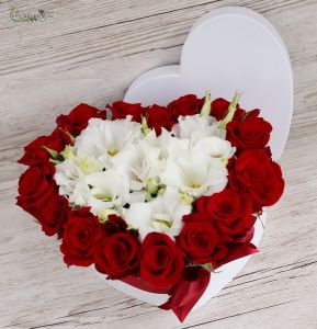 Herzbox mit 15 Rote Rosen und 6 Lisianthus