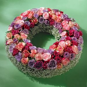 Wreath with 100 roses, gypsophila