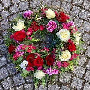 Kranz mit Rosen, Alstromelien, Nelken (29 Stiele, 45cm)