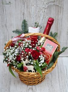 Weihnachtsgeschenkkorb mit roten Rosen, Champagner, Schokolade