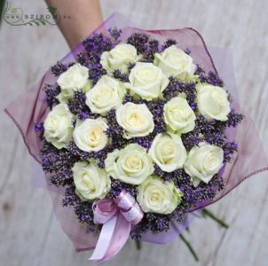 15 weiße Rosen mit Lavendel