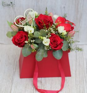 Kleine Rote Tasche Strauss mit Rote Rosen und Frühlingsblumen (5 + 13 Stiele)