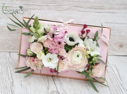 Little handbag box with spring flowers