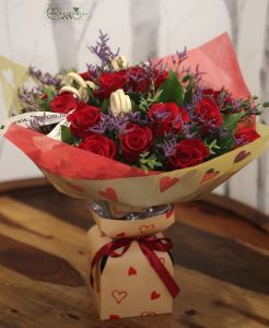 19 vörös rózsa apró virágokkal szívecskés papírban, papírvázában