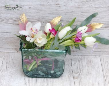 Különleges rusztikus üvegváza könnyed virágkompozícióval (13 szál)