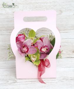 Herz Blumentasche mit orchideen, Rosen und Limonium