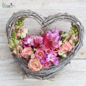 Heart flowerbasket (19 stems)