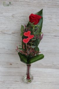 Egy szál rózsa vázával, betűzővel, sóvirággal