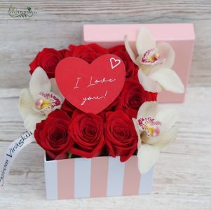 Rosenwürfelbox mit 9 roten Rosen, 3 Orchideen, Herz