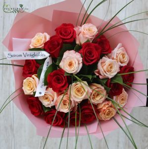  Rote und pfirsichfarbene Rosen in einem leichten Bouquet (24 Stiele)