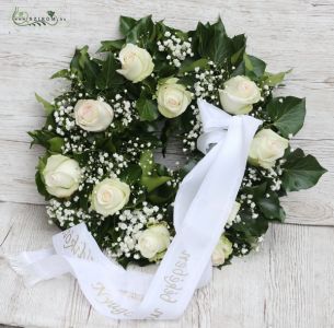 10 fehér rózsa koszorúban (35cm)