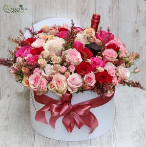 Óriás rózsadoboz pezsgővel, csokival (60 rózsa + apró virágok)
