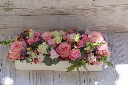 Lange Holzkiste mit rosa Blüten (21 Stiele)