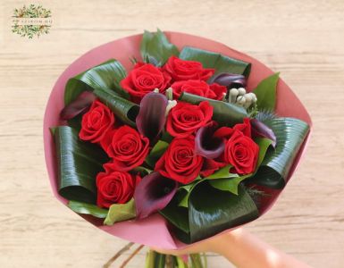 Red roses with dark burgundy black callas (15 stems)