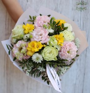  Kleiner Sommerstrauß mit Rosen, Lisianthusen, Freesien, Sommerblumen (19 Stiele)