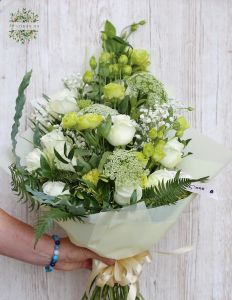 Hosszúcsokor fehér rózsával, zöld lizivel, apró virágokkal (20 szál)