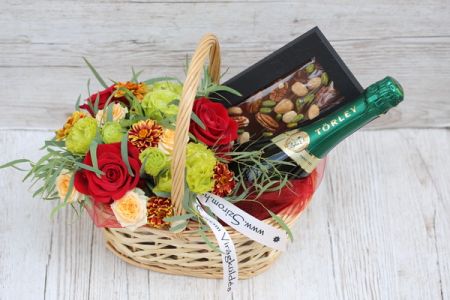 Small gift basket with flowers, chocolade, champagne