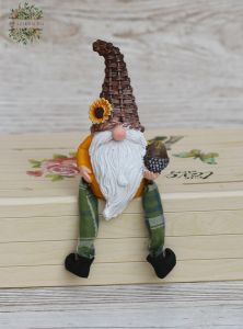 Ceramic leprechaun with hanging legs, 19 cm