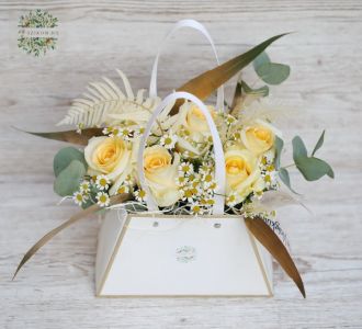 Small bag with roses, camomiles (6+4 stems)