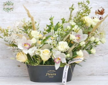 Modern elegant cresent arrangement (25 stems)