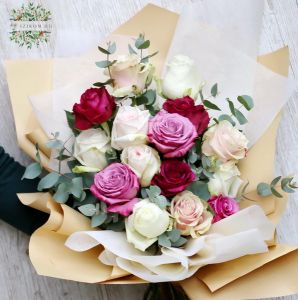 15 színes rózsa modern kraftpapírban, pasztell színek