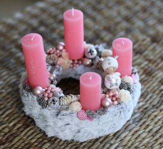 Advent wreath with pink candles