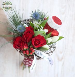 Kis mikuláscsizmás csokor rózsával, tulipánnal