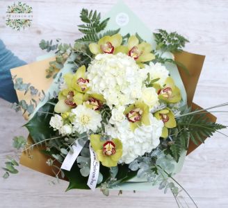 Runder Strauß mit grünen Orchideen, Rosen, Hortensien (20 Stiele)