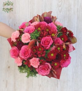rot-rosa runder Strauß mit Rosen und Chrysanthemen (26 Stängel)