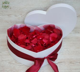 Nagy szív doboz vörös rózsa szirommal töltve