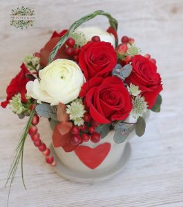 Rosen-Butterblume-Tasse mit Hypericum-Beeren