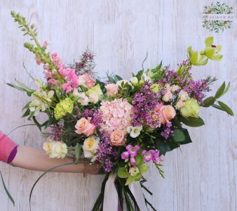 Crescent bouquet in pastel colors (34 stems)